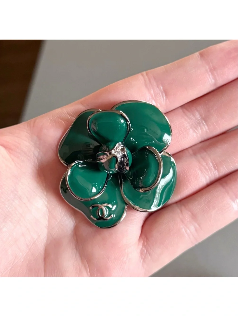 CHANEL 06C Classic CC Logo Emerald Green Camellia Flower Pendant Brooch